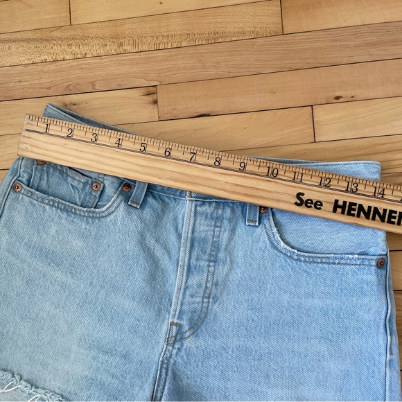 🌼LEVIS WEDGIE Short Light Wash Shorts size 28 - Picture 11 of 12